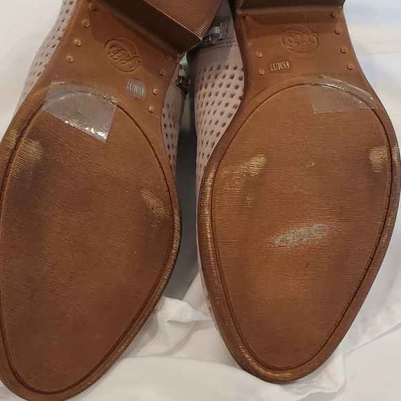 Lucky Brand Suede Ankle Bootie Size 6.5.  Perferated upper, side zip - Picture 5 of 10